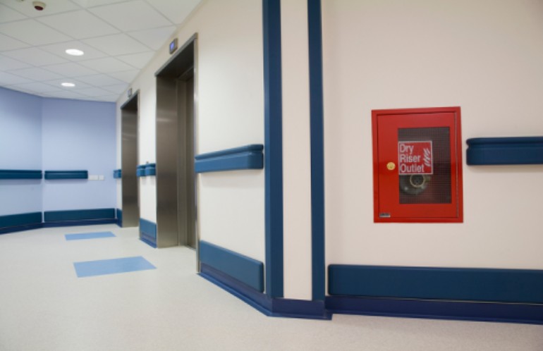 Почему отбойники — лучший выбор для больниц, школ и торговых центров