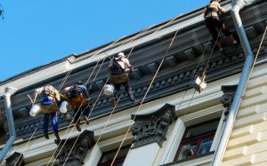 Как рассчитать стоимость фасадных работ: основные факторы и примеры