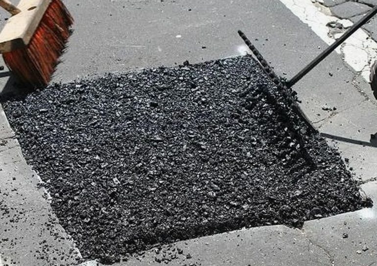 Как холодный асфальт укладывают без тяжелой техники