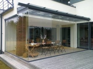 Безрамное раздвижное остекление: когда стиль встречается с бескрайним видом