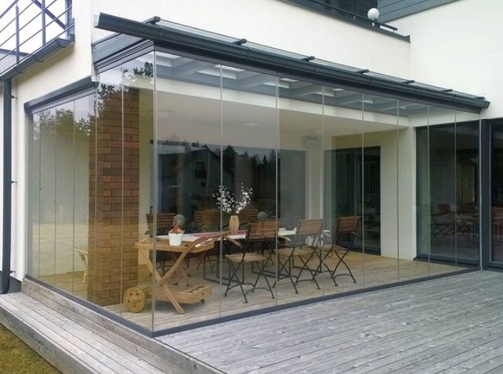 Безрамное раздвижное остекление: когда стиль встречается с бескрайним видом