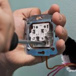 Как заменить старый выключатель на новый за 15 минут: инструкция для начинающих