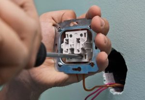 Как заменить старый выключатель на новый за 15 минут: инструкция для начинающих