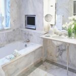 Плитка под мрамор в ванной: как получить эффект люкса в обычной квартире