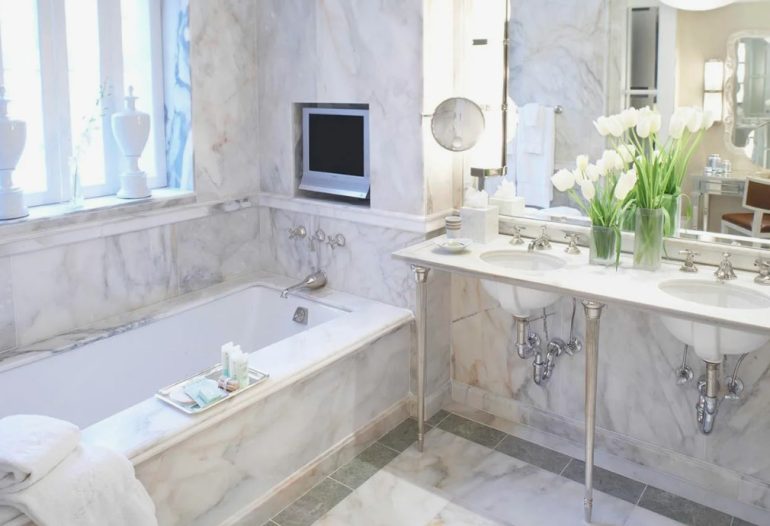 Плитка под мрамор в ванной: как получить эффект люкса в обычной квартире